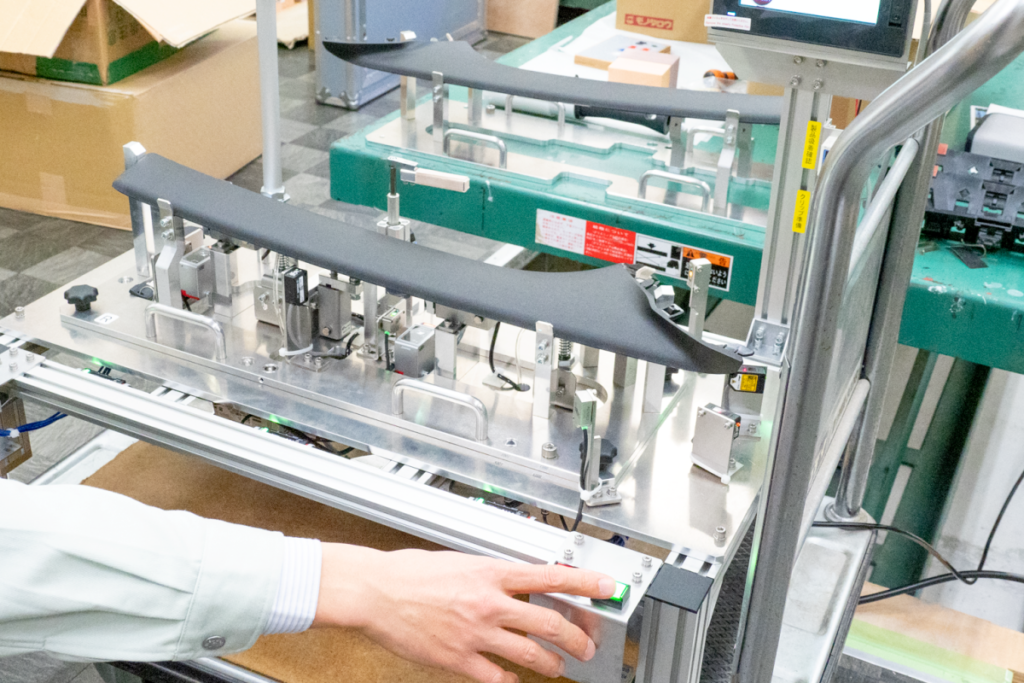 ピラーカバー自動装着機械-1